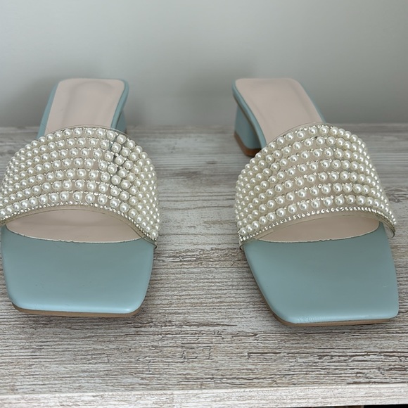 Light blue mule shoes with pearls designs size 41 new, never worn - Picture 2 of 6